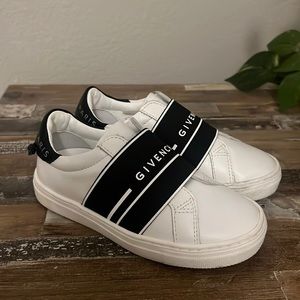 Kids shoes. Givenchy. European size 28.